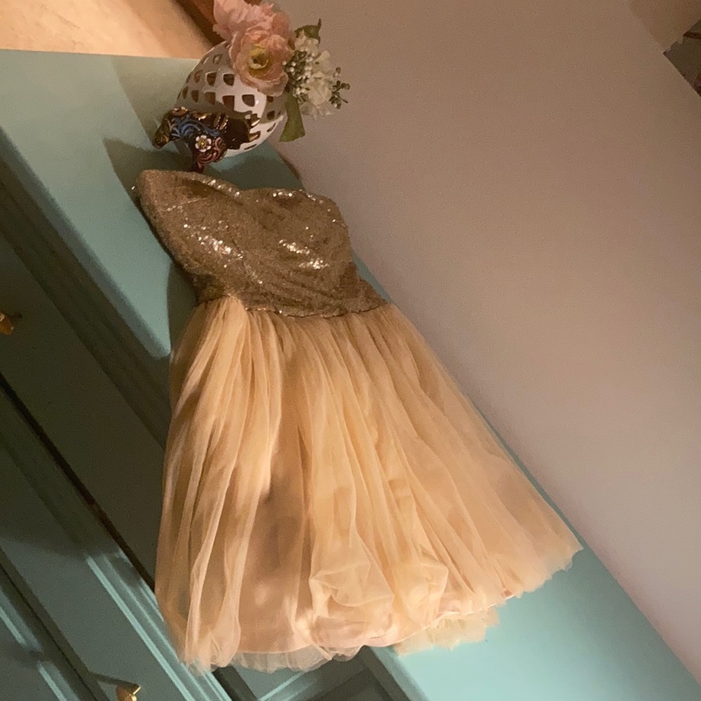 Cute gold short dress gorgeous size Medium